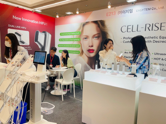 '2024 인터참코리아'(InterCHARM Korea)의 이지템 부스 모습. [이지템 제공]